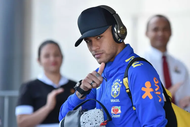Neymar: atacante foi visto de muletas acompanhado de Bruna Marquezine (Getty Images/Getty Images)
