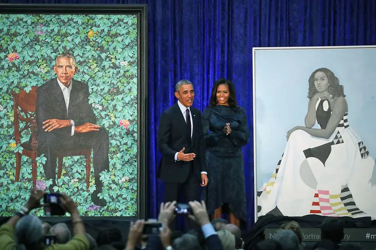 Obama e Michelle escolheram os primeiros artistas negros a serem comissionados para pintar um presidente ou primeira-dama (Mark Wilson/Getty Images)