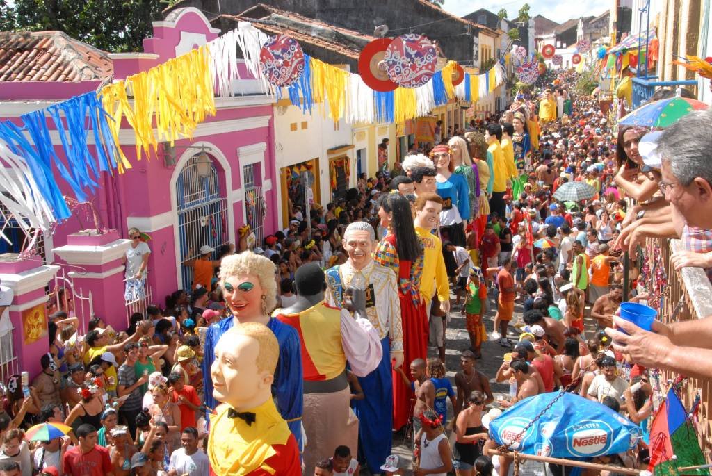 Carnaval de Olinda tem Trump, Ivete grávida e ditador