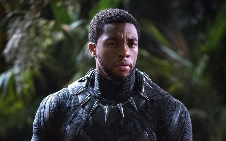 O ator Chadwick Boseman em Pantera Negra, um dos principais ícones negros de Hollywood: o talento negro está sub-representado na indústria do cinema e da televisão, o que está custando bilhões ao setor (Matt Kennedy/Marvel Studios/Divulgação)