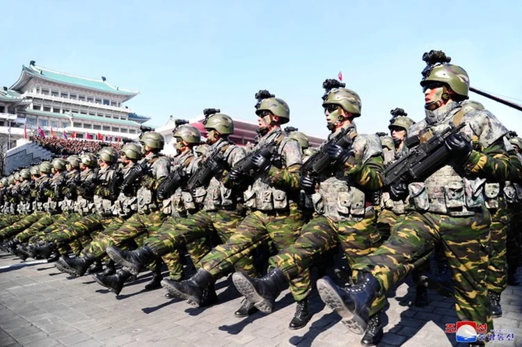 PARADA MILITAR NORTE-COREANA NA SEMANA PASSADA: mais um dos tantos eventos encenados para mostrar poderia militar ao Ocidente / KCNA/ Reuters