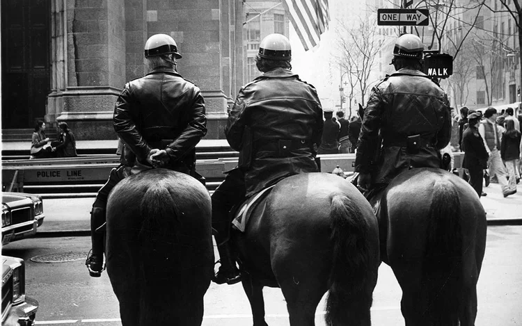 POLICIAIS DE NOVA YORK NO FINAL DOS ANOS 70: mudança na política pública reduziu crime na cidade  (Peter Keegan/Keystone/Getty Images)