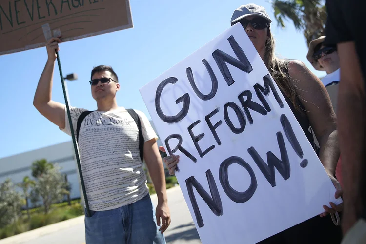 Armas: recentemente, o presidente Trump afirmou que era necessário aumentar a efetividade das checagens de antecedentes (Joe Raedle/Getty Images)