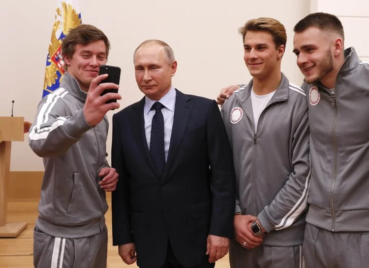 PUTIN COM ATLETAS RUSSOS ANTES DO EMBARQUE PARA A COREIA: “Houve casos de uso de doping, é verdade. Quero que a audiência e o país todo saibam disso&#8221; / Grigory Dukor/ Reuters