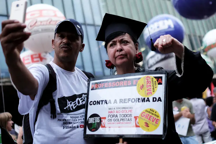 Protestos: na capital paulista, o protesto ocorreu no vão-livre do Museu de Arte de São Paulo (Masp), na Avenida Paulista (Nacho Doce/Reuters)