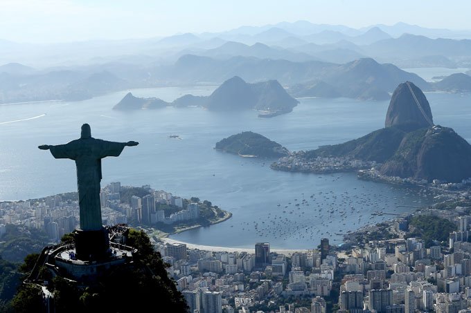 BRASIL: Mesmo com cenário econômico um pouco mais favorável, país ainda enfrenta questões políticas que o impede de comemorar  recuperação / Getty Images