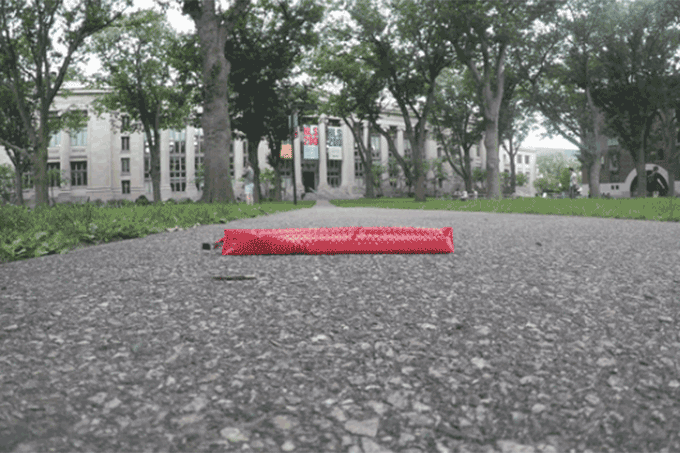 Novo robô de Harvard rasteja com pele artificial de cobra