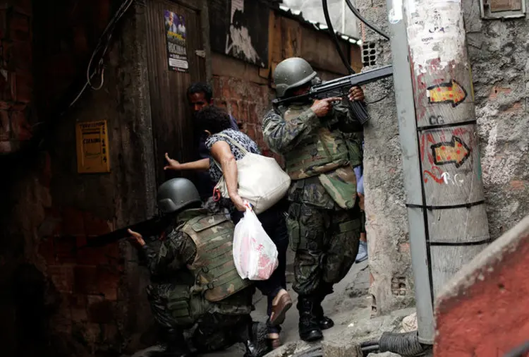 Rio de Janeiro: nos três meses de intervenção federal na segurança do Rio, foram registrados 2309 tiroteios (Ricardo Moraes/Reuters)