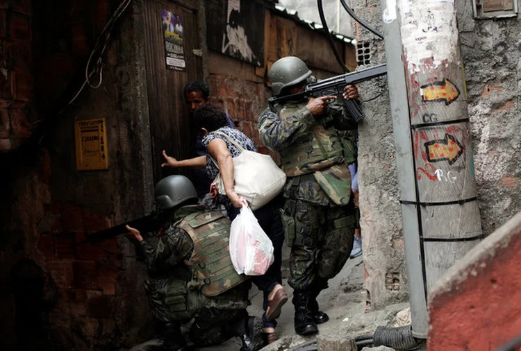 Exército: Segundo o coronel Cinelli, a checagem através das fotos causa "menos transtorno" às pessoas. (Ricardo Moraes/Reuters)