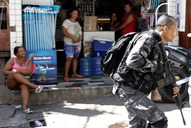 Policiais na favela da Rocinha (Ricardo Moraes/Reuters)
