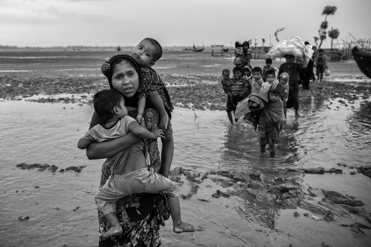 Refugiados Rohingya chegam em Bangladesh: estima-se que mais de 600 mil pessoas tenham fugido de Mianmar para o país desde meados de 2017 (Kevin Frayer / Stringer/Getty Images)