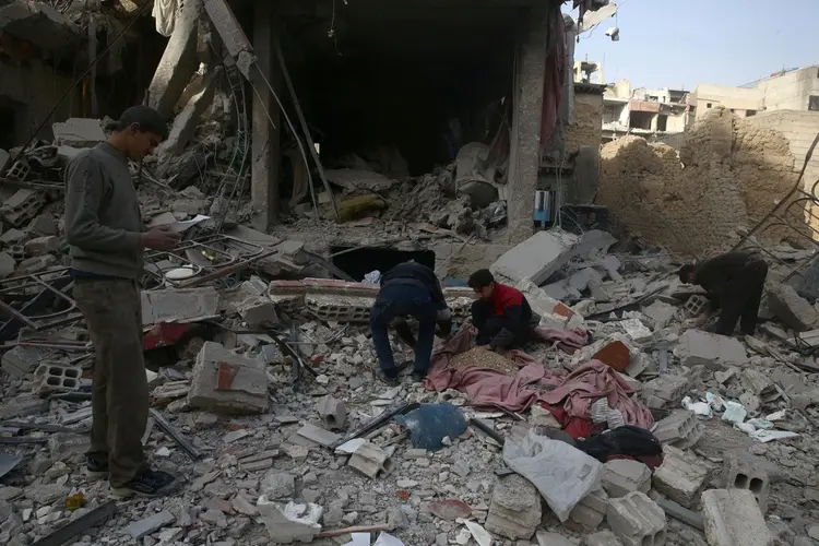 Síria: Centenas de pessoas morreram durante 10 dias de bombardeios do governo sírio sobre Ghouta (Bassam Khabieh/Reuters)