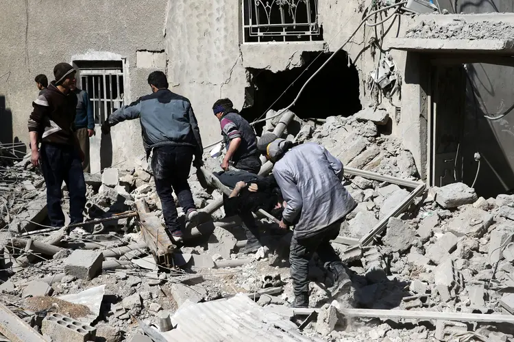 Síria: mais de 1,5 mil ficaram feridas por ataques aéreos e de artilharia em Goutha Oriental (Bassam Khabieh/Reuters)