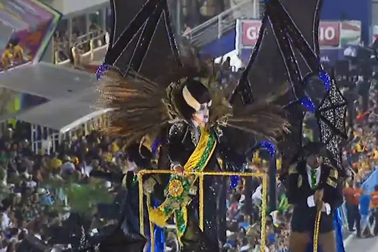 Temer retratado no desfile em fantasia do professor de história Leo Morais, 39 anos (TV Globo/Reprodução)