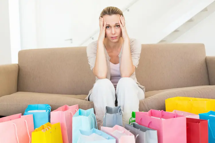 Mulher preocupada com compras: pequenos hábitos podem dar um grande alívio no orçamento (Wavebreakmedia Ltd/Thinkstock)
