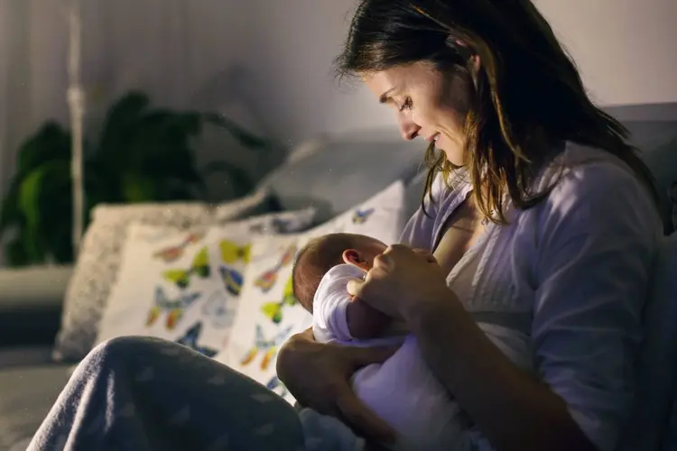 Mãe com bebê recém-nascido: Salário-maternidade deve ser concedido em até 48 horas (tatyana_tomsickova/Thinkstock)