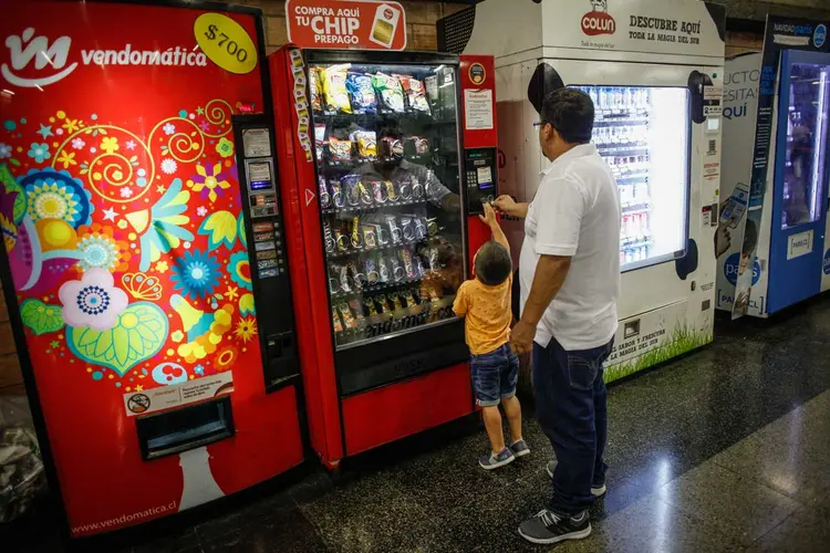 VENDA DE GULOSEIMAS EM SANTIAGO: com crescentes taxa de obesidade, o Chile promove uma guerra contra as fabricantes de alimentos industrializados  (Victor Ruiz Caballero/The New York Times)
