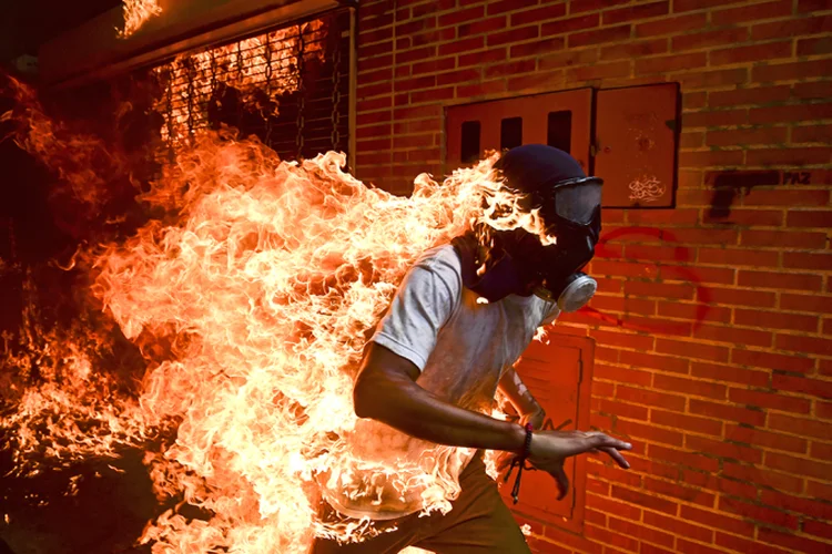 Ronald Schemidt fotografou o manifestante José Víctor Salazar Balza em Caracas, na Venezuela (Romaldo Schemidt/AFP/Cedido por World Press Photo 2018/Reprodução)