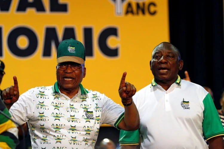 ZUMA E RAMAPHOSA: sai o primeiro, entra o segundo, mas o poder continua nas mãos da ANC, que governo o país desde o fim do apartheid  (Siphiwe Sibeko/Reuters)