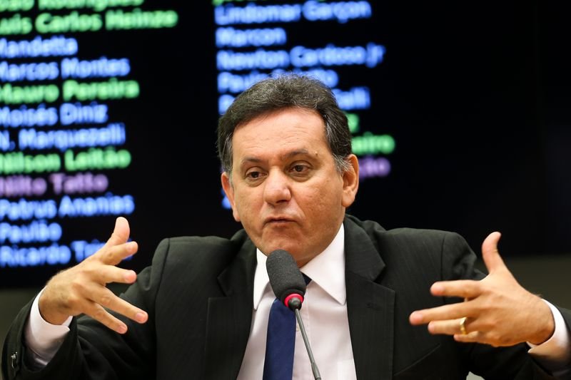 Líder do PSDB na Câmara diz que ataque a caravana pode ter sido "armação"