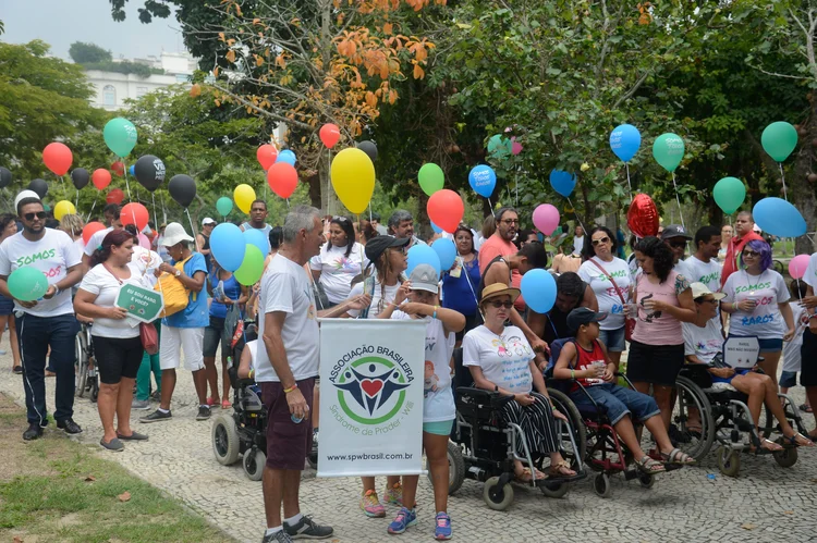 Parentes, amigos e portadores de doenças raras e graves fazem a 4ª Caminhada Minha Vida Não Tem Preço, no Parque do Flamengo, em protesto contra a falta de medicamentos (Tânia Rêgo/Agência Brasil)