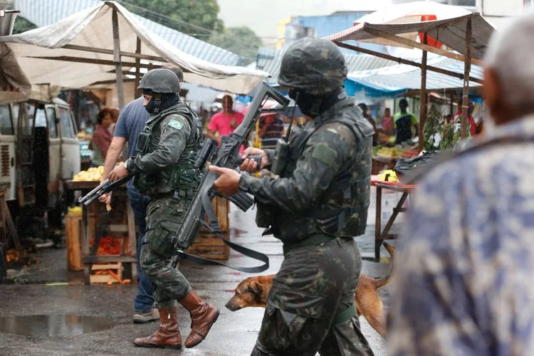 Vila Kennedy: PM do Rio de Janeiro reassumiu o policiamento da Vila Kennedy, comunidade considerada "tubo de ensaio" das Forças Armadas (Tânia Rêgo/Agência Brasil)