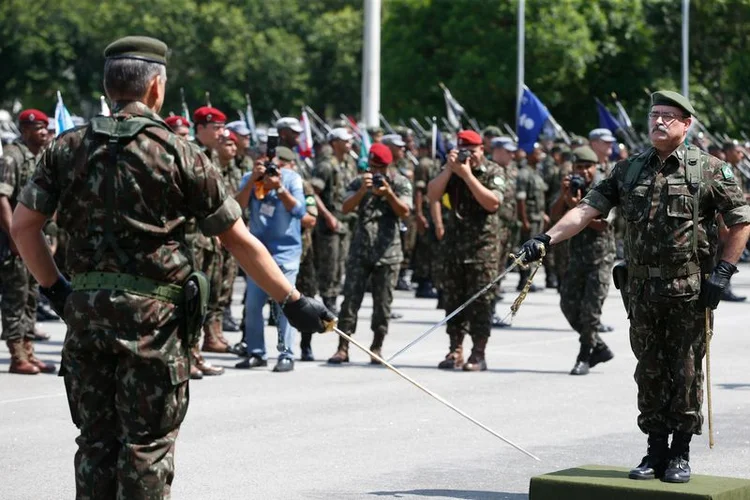 General Mauro Sinott (direita): o interventor, general Braga Netto, que presidiu a solenidade, elogiou o trabalho de Sinott (Tânia Rêgo/Agência Brasil)