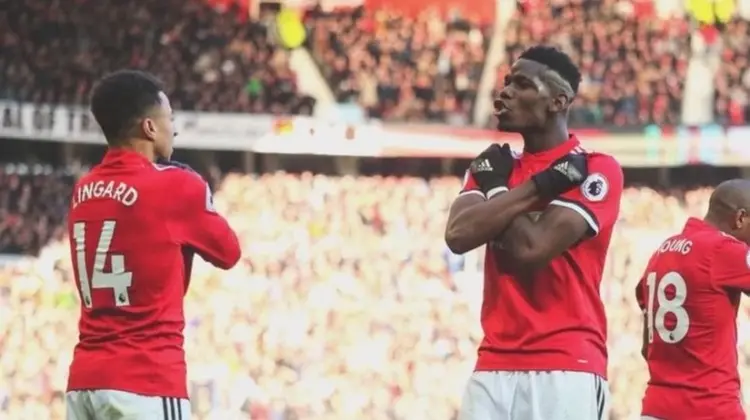 Jogadores do Manchester United: homenagem ao filme Pantera Negra (AdNews/Divulgação)