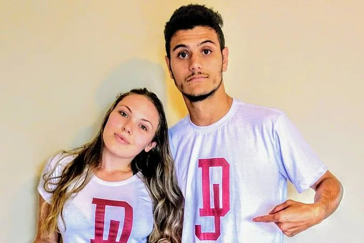 Renato e Aline Openkoski, pais do bebê Jonatas, de Joinville SC) (Facebook/Reprodução)
