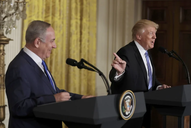 Netanyahu: ele é acusado de corrupção e fraude por ter cedido contratos lucrativos a grandes barões de mídia em troca de cobertura favorável na imprensa