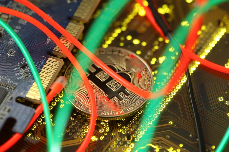 Bitcoin: preços de moedas digitais subiram nesta quinta-feira, liderados por um avanço do bitcoin para o maior nível em duas semanas (Dado Ruvic/Reuters)