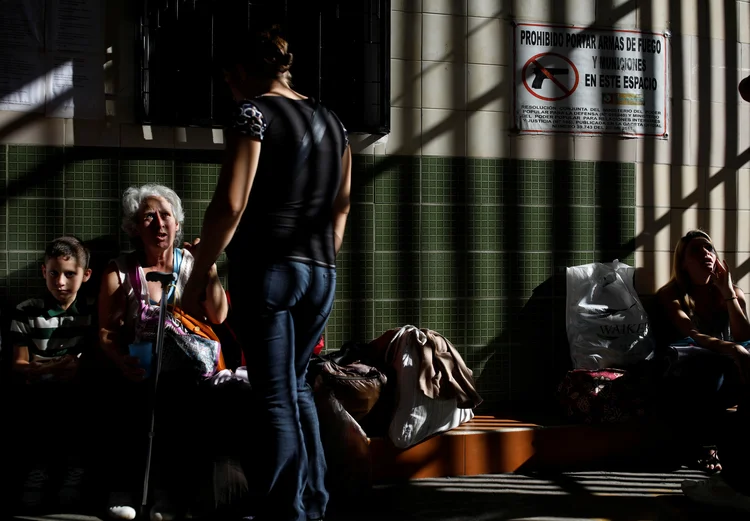 Ônibus de Caracas para o Equador: "Eu sinto que a Venezuela sucumbiu para um mal irreversível" (Carlos Garcia Rawlins/Reuters)