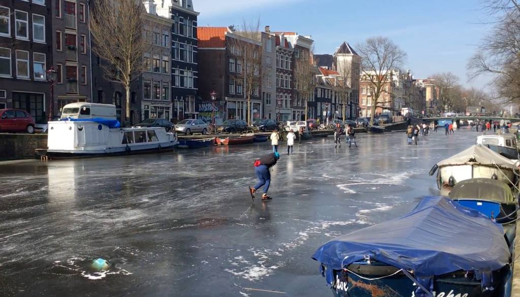 Com frio extremo, pessoas patinam em canal congelado em Amsterdã