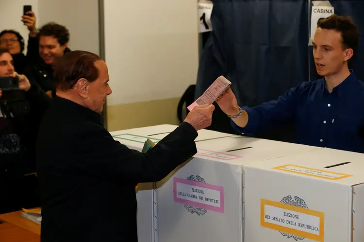 Silvio Berlusconi, da Forza, vota nas eleições italianas em Milão (REUTERS/Stefano Rellandini/Reuters)