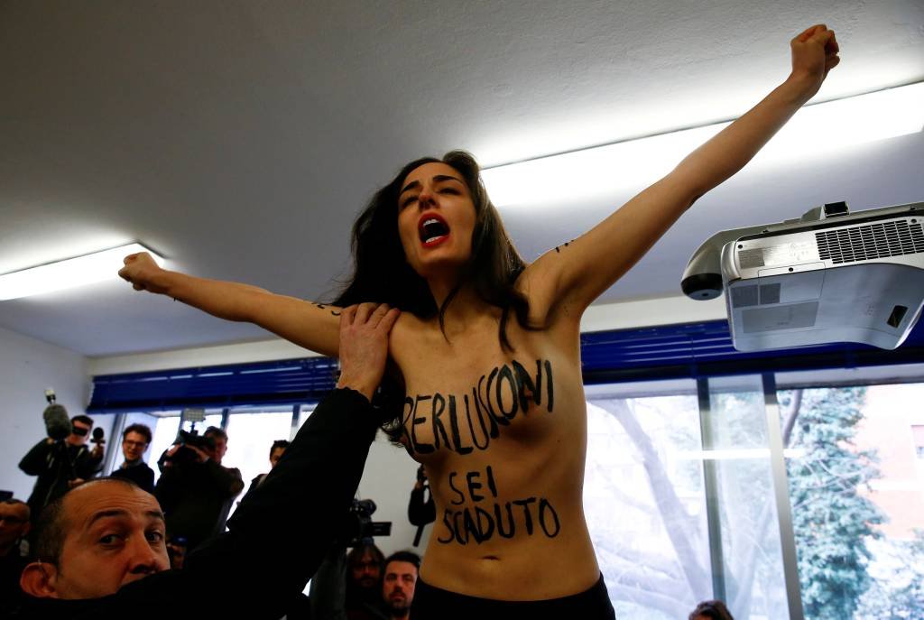 Ativista do Femen protesta de topless durante eleição na Itália
