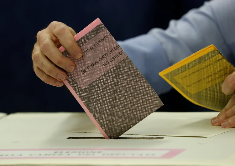 Homem vota em eleição em Milão, na Itália 04/03/2018 REUTERS/S (Stefano Rellandini/Reuters)