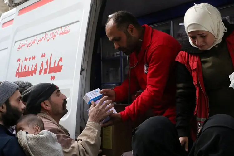 Síria: o comboio humanitário que entrou em Ghouta Oriental é o primeiro desde a intensificação dos ataques por parte das forças governamentais sírias e seus aliados em 18 de fevereiro (Courtesy of Syrian Red Crescent/Reuters)