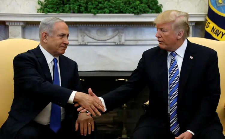 Trump cumprimenta Netanyahu na Casa Branca: no poder há 10 anos, Netanyahu convocou eleições antecipadas em 9 de abril (Kevin Lamarque/Reuters)