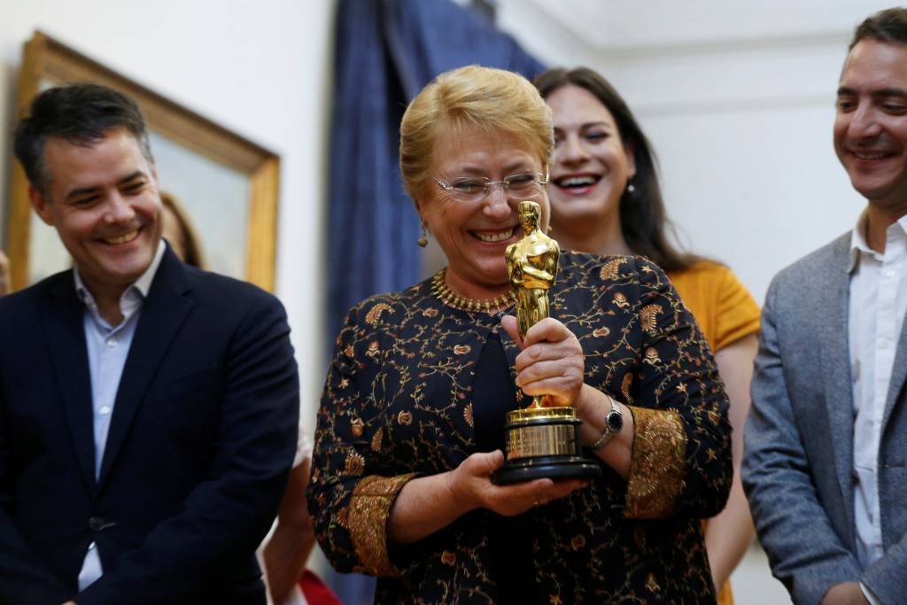 Bachelet homenageia chilenas ilustres em ato com atriz trans