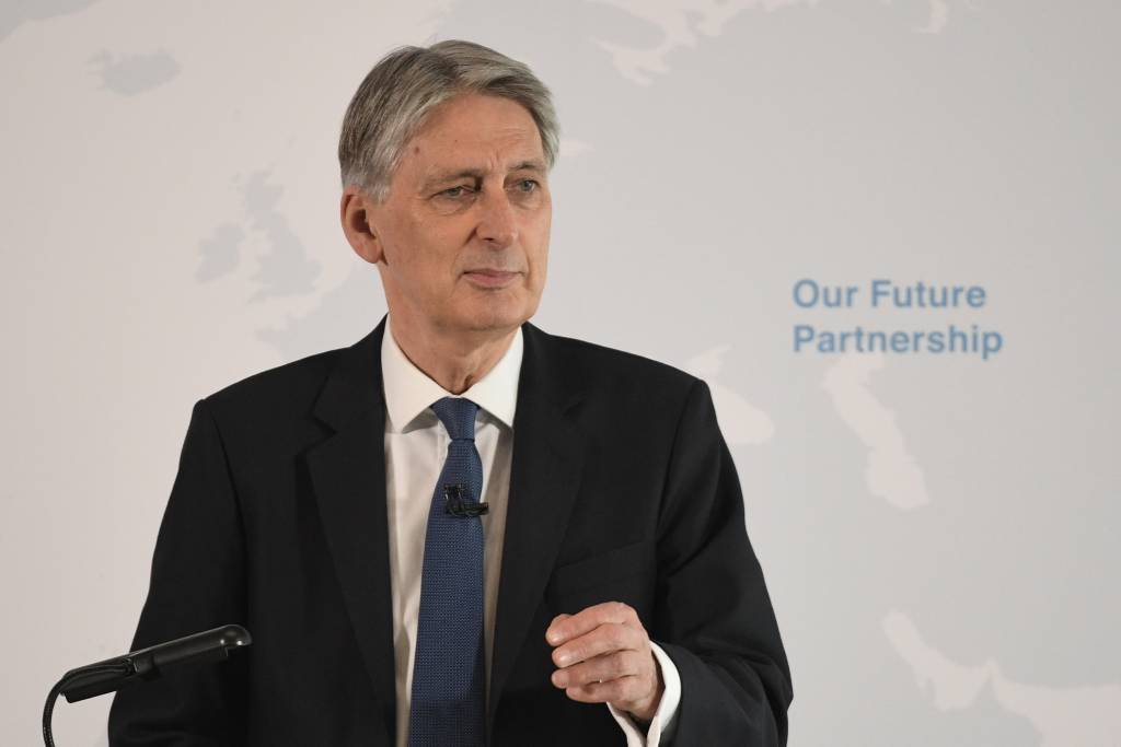 Hammond quer incluir serviços financeiros no acordo do "Brexit"