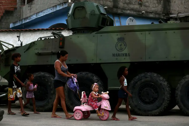 Vila Kennedy: a comunidade, localizada na zona oeste do Rio, vem recebendo uma série de operações das forças de segurança federais e estaduais (Pilar Olivares/Reuters)