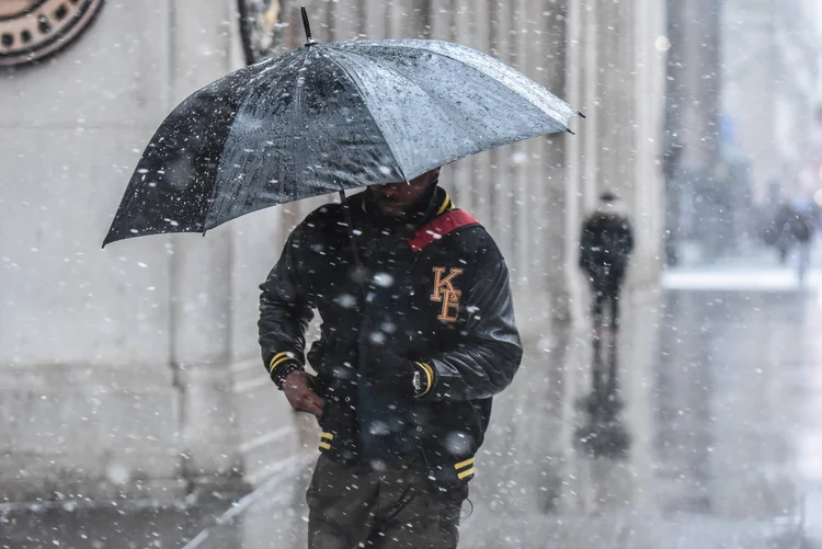 Neve nos EUA: cerca de metade de todos os voos programados foram cancelados nos três grandes aeroportos em torno da cidade de Nova York (Stephanie Keith/Reuters)
