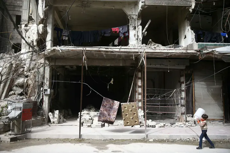 Síria: ofensiva do Exército em Ghouta Oriental, auxiliada por ataques aéreos e de artilharia, matou cerca de 1.160 pessoas desde 18 de fevereiro (Bassam Khabieh/File Photo/Reuters)