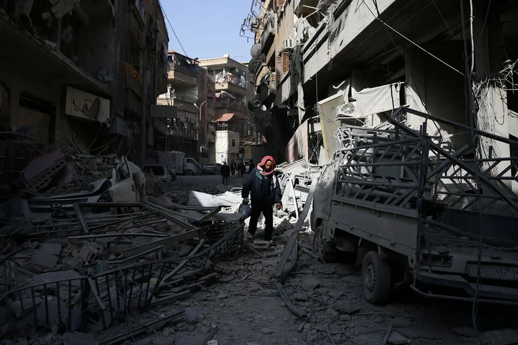 Síria: Washington acusa o regime sírio, a Rússia e o Irã de utilizarem como desculpa para "continuar sua guerra" uma disposição da resolução aprovada em fevereiro que autorizava as operações contra grupos terroristas (Bassam Khabieh/Reuters)