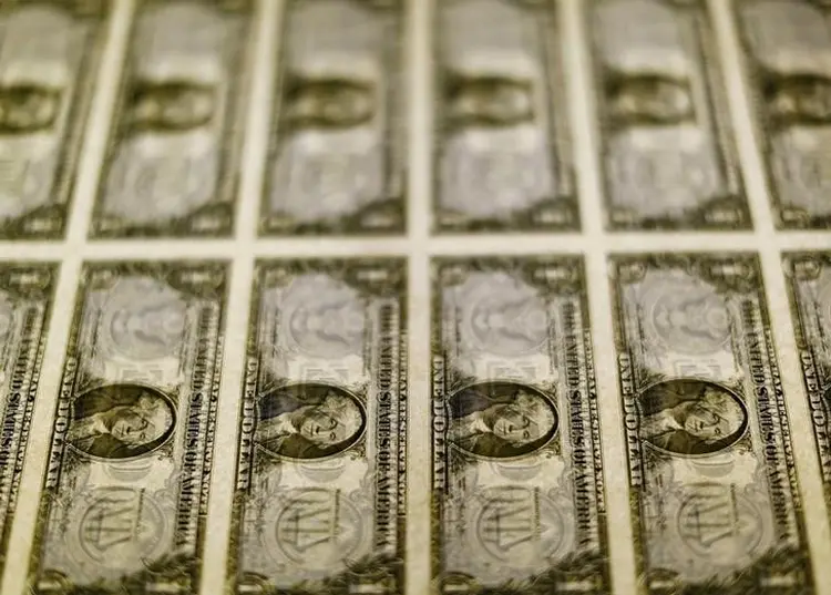 Dólar: no exterior, a moeda caía ante a cesta de moedas após os fortes dados de emprego nos EUA divulgados na semana passada terem sido compensados por aumentos mais lentos nos salários (Gary Cameron/File Photo/Reuters)
