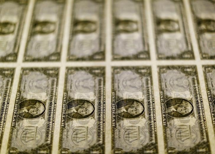 Dólar tem leves oscilações monitorando cenário externo