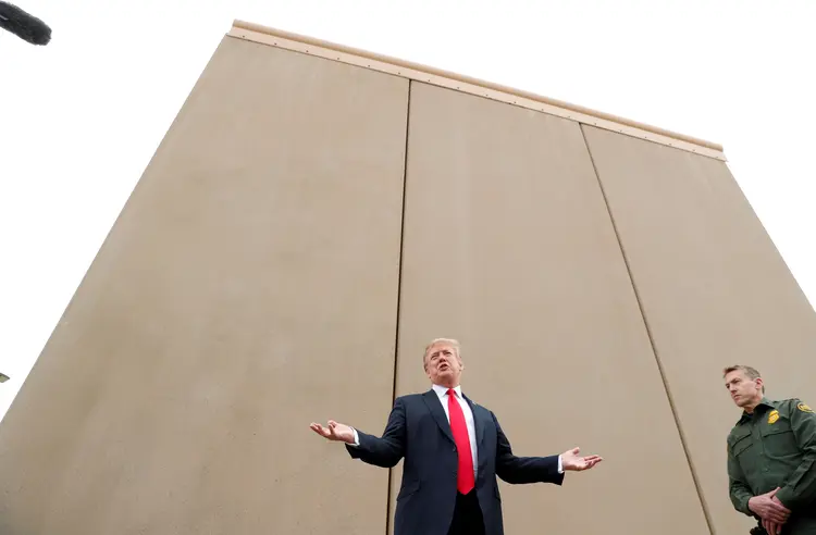Presidente dos EUA Donald Trump com protótipo de muro para a fronteira com o México, dia 13/03/2018 (Kevin Lamarque/Reuters)