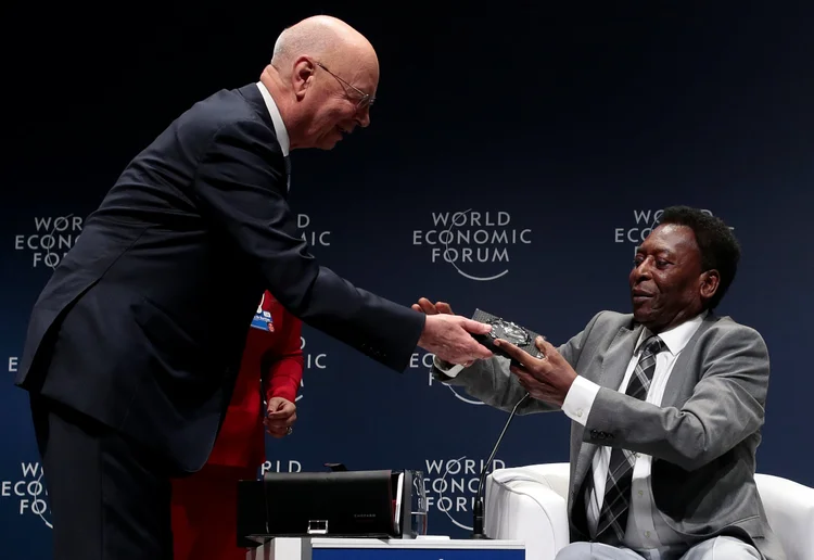 Klaus Schwab e Pelé: o ex-jogador recebeu o Prêmio de Cidadão Global por seu trabalho na divulgação do esporte, do futebol e pelo trabalho como embaixador da Unicef (Leonardo Benassatto/Reuters)