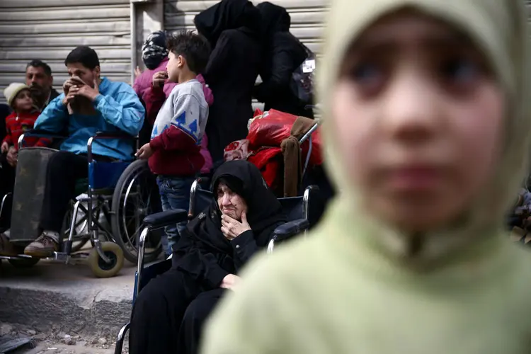 Síria: ataques aéreos mataram diversas pessoas em Ghouta Oriental e moradores cansados fugiram a pé pelo segundo dia (Bassam Khabieh/Reuters)