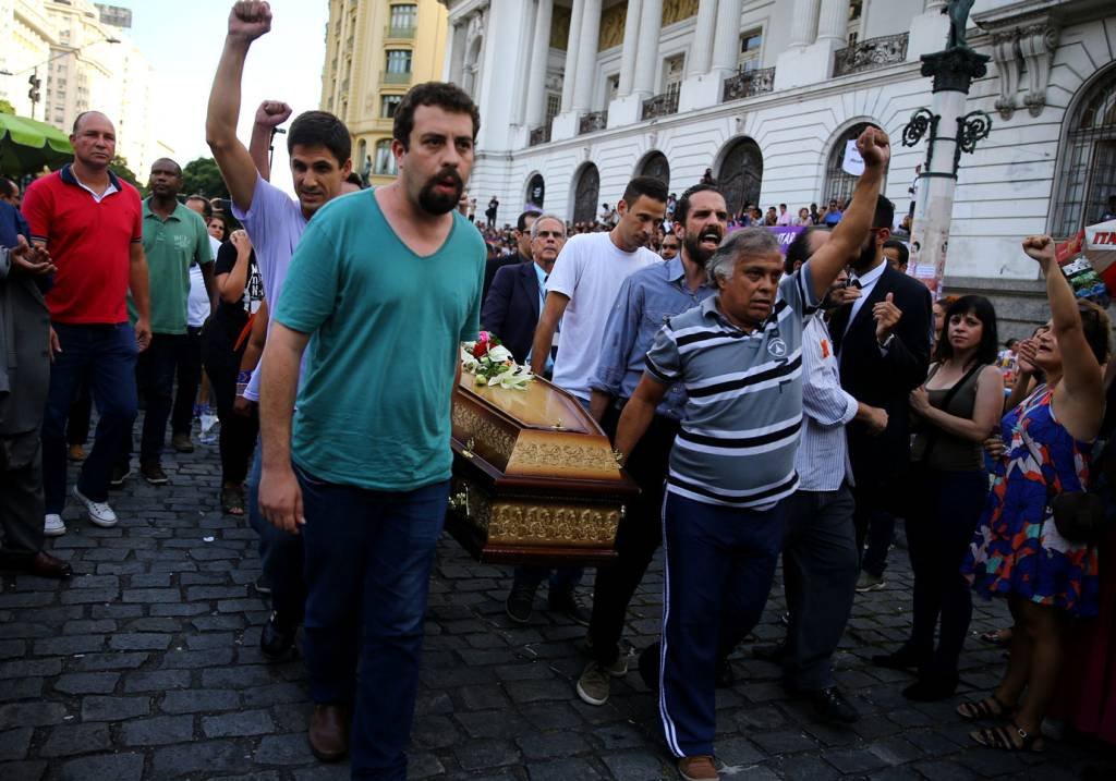 Velório de Marielle Franco é marcado por protestos e homenagens